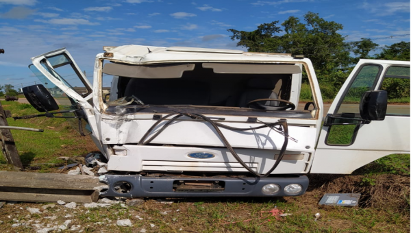 Condutor de caminhão faz manobra forçada para não atropelar motociclista e acaba colidindo contra um poste
